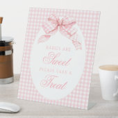 ピンクのギンガムボウベビーガールシャワーベビーは甘い 台座サイン (インサイチュ)