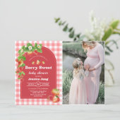 ピンクのギンガム ストロベリー ベイビー シャワーパーティーの写真 招待状 (スタンド正面)