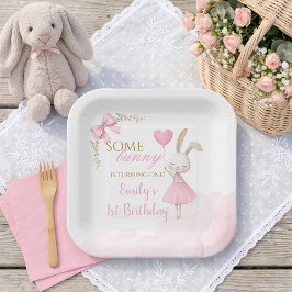 ピンクのクォケット・バレリーナのうさぎが1歳の誕生日を迎える ペーパープレート