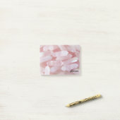 ピンクのクォーツの結晶のパーソナライズ名 ポストイット (デスク上)