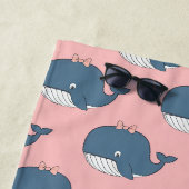 ピンクのクジラの子供用パーソナライズドグッズ ビーチタオル (インサイチュ)