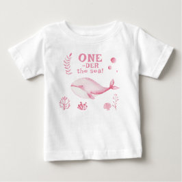 ピンクのクジラの海の1歳の誕生日  ベビーTシャツ