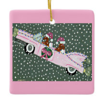 ピンクのクラシックカーに乗ったダックスフンドのクリスマス