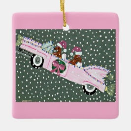 ピンクのクラシックカーに乗ったダックスフンドのクリスマス セラミックオーナメント