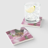 ピンクのクラッアップルの花をポリネーションするミツバチ ストーンコースター (横)