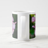 ピンクのクラベリンの花 ジャンボコーヒーマグカップ (裏面)