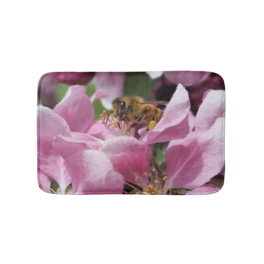 ピンクのクラボンの花にハチミツバチ バスマット (正面)