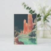 ピンクのクリスタル山脈を持つ超現実的な女性 ポストカード (スタンド正面)