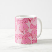 ピンクのクリスマスの弓 コーヒーマグカップ (正面右)