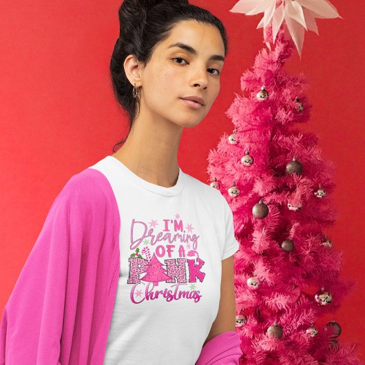 ピンクのクリスマスを夢見ている Tシャツ