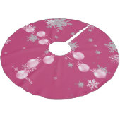 ピンクのクリスマスオーナメントツリースカート ブラッシュドポリエステルツリースカート (アングル)