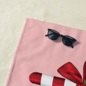 ピンクのクリスマスキャンディーが3つ ビーチタオル (インサイチュ)