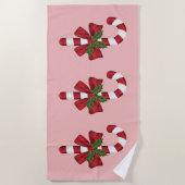 ピンクのクリスマスキャンディーが3つ ビーチタオル (正面)