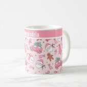 ピンクのクリスマスシームレスなパーソナライズ コーヒーマグカップ (正面右)