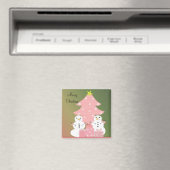ピンクのクリスマスツリーのそばの雪だるま マグネット (インサイチュ (食洗機))