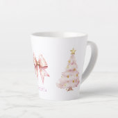 ピンクのクリスマスツリーのリボン カフェラテマグ (右アングル)