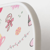 ピンクのクリスマスパターン ピックルボールラケット (左詳細)