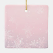 ピンクのクリスマスフォトスノーフレーク初めてのクリスマス セラミックオーナメント (裏面)