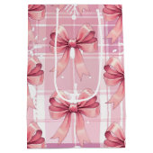 ピンクのクリスマスプレイドスノーフレークスボーコケット ミディアムペーパーバッグ (裏面)