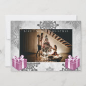ピンクのクリスマスプレゼントと雪片フォトカード シーズンカード (正面)