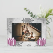 ピンクのクリスマスプレゼントと雪片フォトカード シーズンカード (スタンド正面)