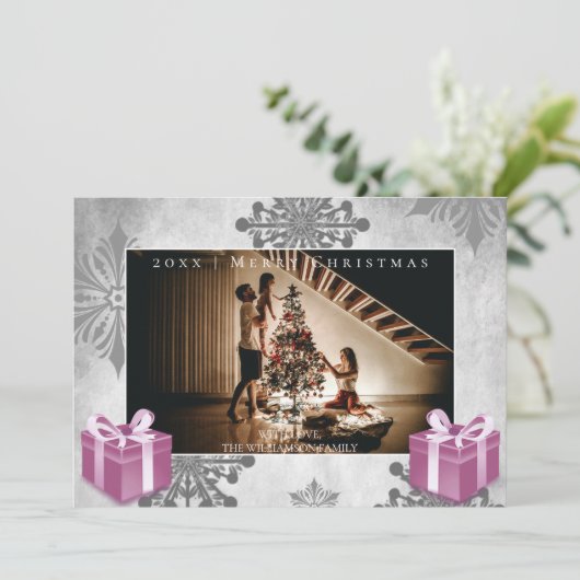 ピンクのクリスマスプレゼントと雪片フォトカード シーズンカード (スタンド正面)