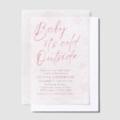 ピンクのクリスマスベビーベビーシャワー外は寒い ベラム紙招待状 (オフセット)