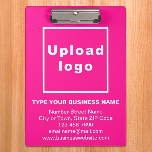 ピンクのクリップボードの会社名とロゴ クリップボード
