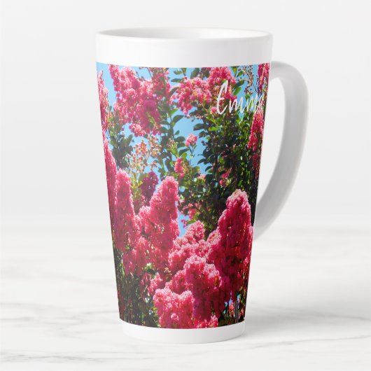 ピンクのクレープマートルの花の写真 カフェラテマグ (右アングル)