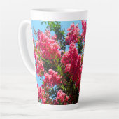 ピンクのクレープマートルの花の写真 カフェラテマグ (左アングル)