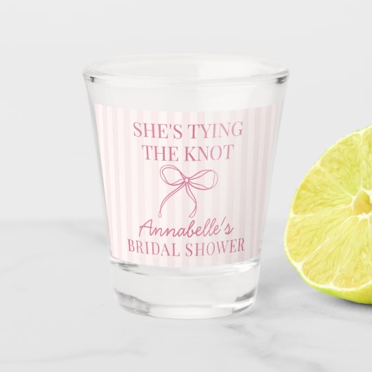 ピンクのクート バウ パステル ノット ブライダル シャワー フェイバー ショットグラス (正面)