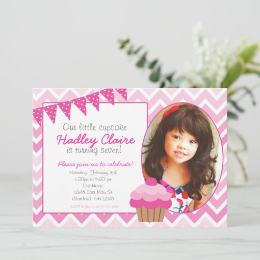 ピンクのグラデーションなカップケーキの誕生日の招待の招待状 招待状 (スタンド正面)