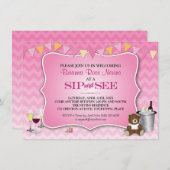 ピンクのグラデーションなシェブロンのベビーの一口は見、 招待状 (正面/裏面)