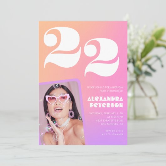 ピンクのグラデーション22番目の誕生日の招待レトロ写真 招待状 (スタンド正面)