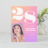 ピンクのグラデーション28th誕生日の招待レトロ写真 招待状 (スタンド正面)