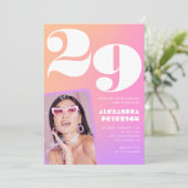 ピンクのグラデーション29th誕生日の招待レトロ写真 招待状 (スタンド正面)