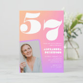 ピンクのグラデーション57th誕生日の招待レトロ写真 招待状 (スタンド正面)