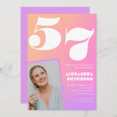 ピンクのグラデーション57th誕生日の招待レトロ写真 招待状 (正面/裏面)