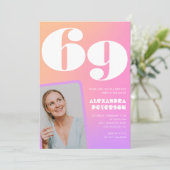 ピンクのグラデーション69th誕生日の招待レトロ写真 招待状 (スタンド正面)