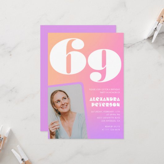 ピンクのグラデーション69th誕生日の招待レトロ写真 招待状 (正面/裏面インサイチュ)