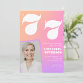 ピンクのグラデーション77th誕生日の招待レトロ写真 招待状 (スタンド正面)