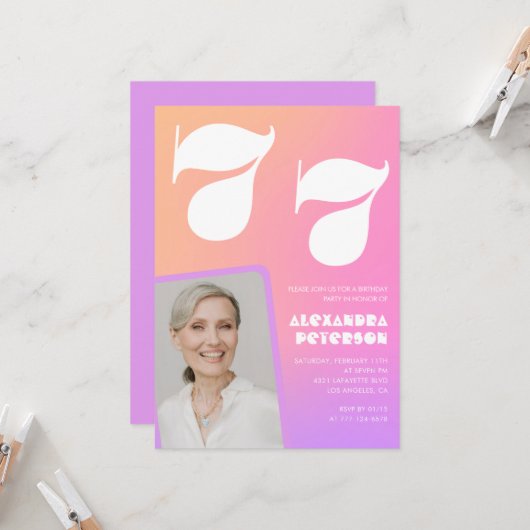 ピンクのグラデーション77th誕生日の招待レトロ写真 招待状 (正面/裏面インサイチュ)