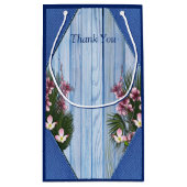 ピンクのグラフィックフラワーオンブルーウッドのテクスチャ抱き枕 スモールペーパーバッグ (裏面)