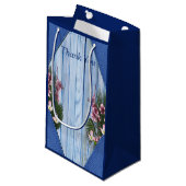 ピンクのグラフィックフラワーオンブルーウッドのテクスチャ抱き枕 スモールペーパーバッグ (正面アングル)