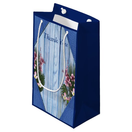 ピンクのグラフィックフラワーオンブルーウッドのテクスチャ抱き枕 スモールペーパーバッグ (正面アングル)