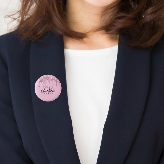 ピンクのグリッターがオリジナルモノグラムの名前を滴らせる 缶バッジ