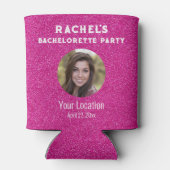 ピンクのグリッターバカレットパーティーの好意ブライド写真 缶クーラー (裏面)