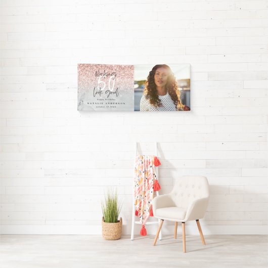 ピンクのグリッター大理石50良い誕生日に見えるb 横断幕 (インサイチュ)