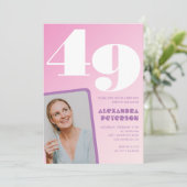 ピンクのグールーな49歳の誕生日招待状 レトロフォト 招待状 (スタンド正面)