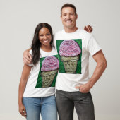 ピンクのケーキの円錐形 Tシャツ (ユニセックス)